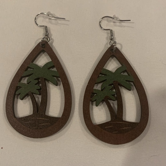 NWOT - Palm Tree Wood Earrings One Pair - Picture 1 of 8